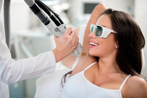 راهنمای لیزر جهت حذف موهای زائد بدن و چگونگی استفاده، مراحل و روش های صحیح و بی ضرر